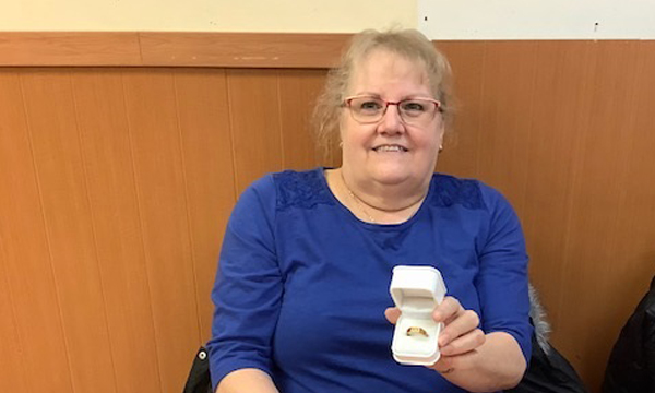 Janet receives her new UFCW 401 retirement ring