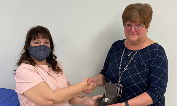 Linda (R) is presented with her UFCW 401 retirement gift
